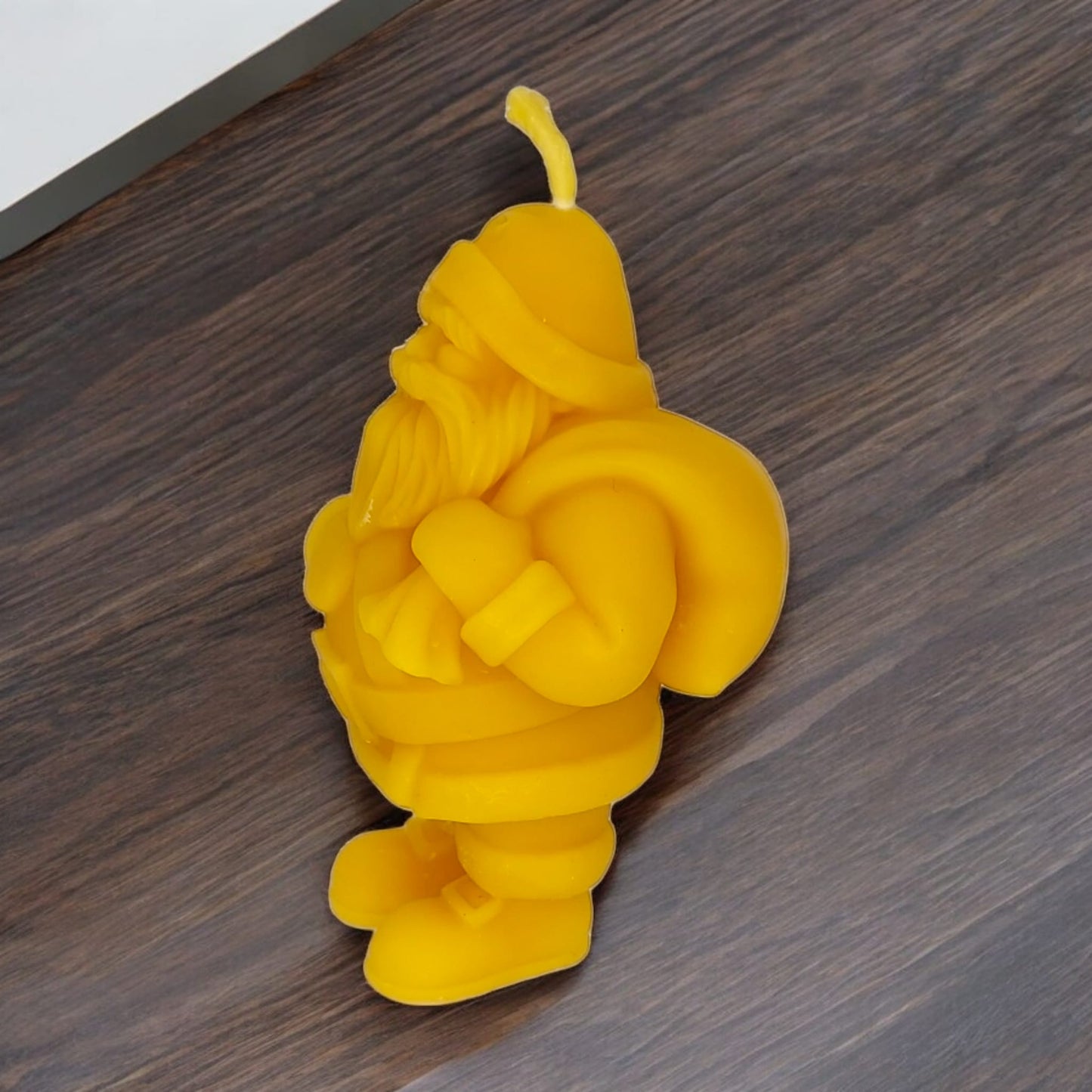 Weihnachtsmann kommt mit Sack voller Geschenke